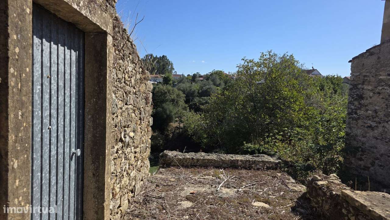 Casa em pedra e celeiro para restaurar - Grande imagem: 5/37