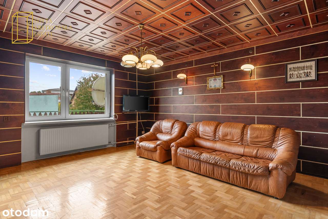 Dom w otoczeniu terenów zielonych-10