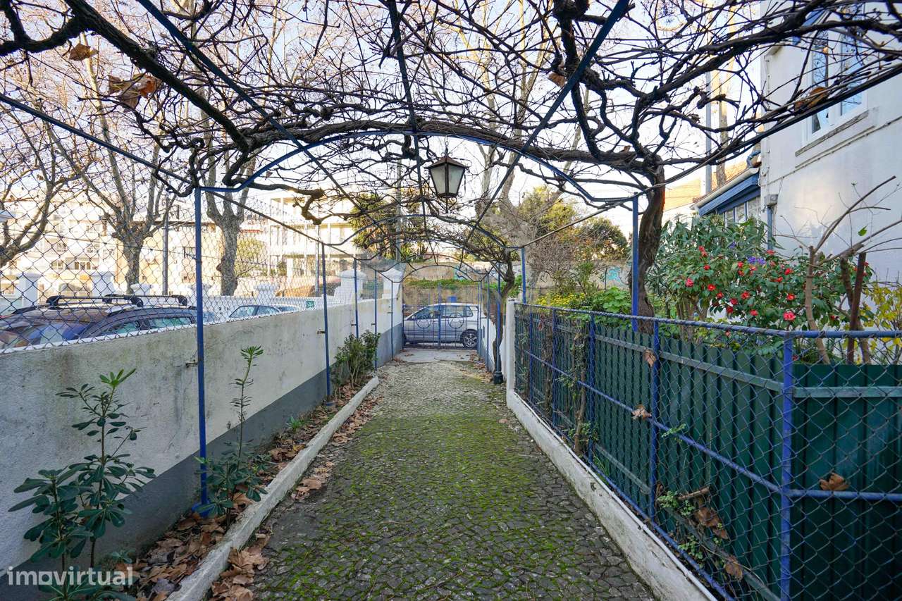 Moradia independente T6, situada no coração da linha de Cascais, junto-51