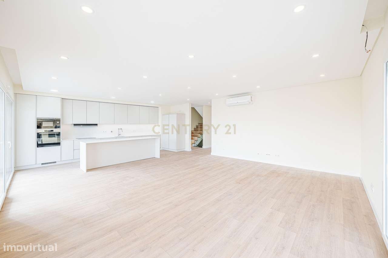 Moradia T4+1 Contemporânea com Piscina-3