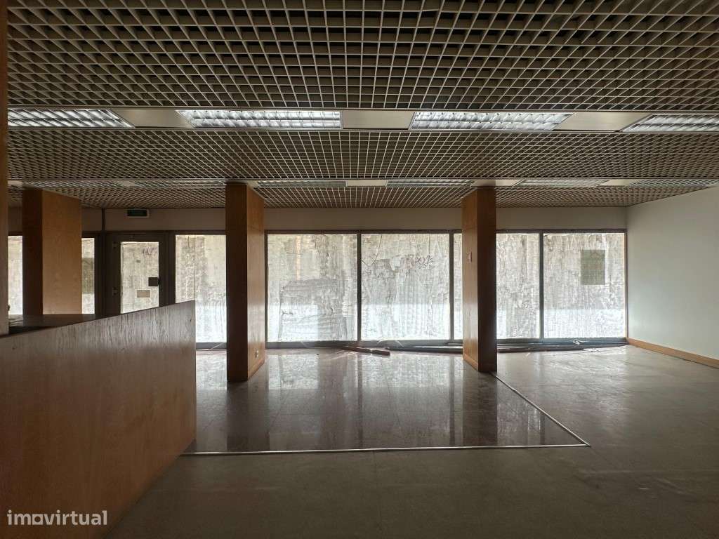 Loja ampla para arrendamento - Ideal para comércio ou serviços - Grande imagem: 4/4