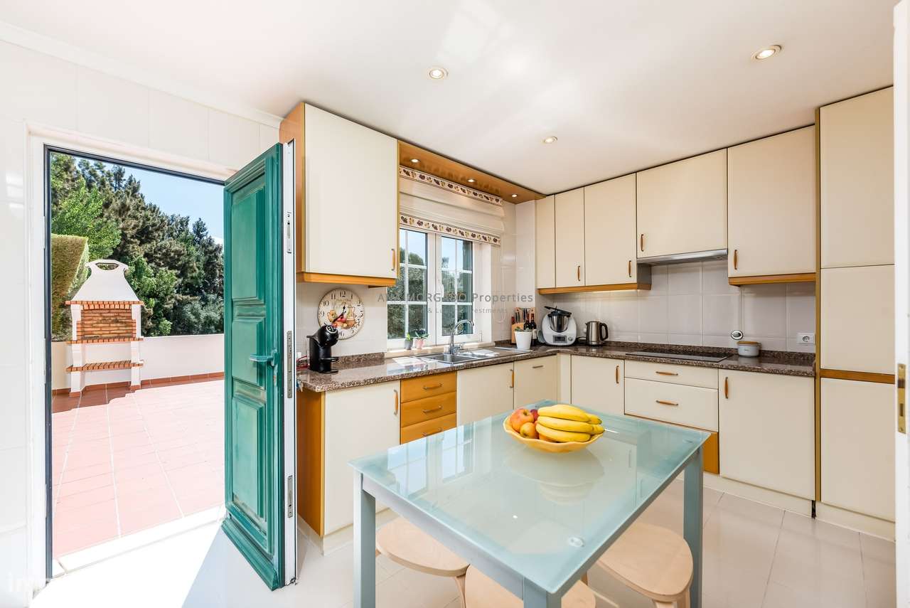 Moradia T4+1 Geminada na Quinta da Beloura — Luminosidade, Conforto e-18