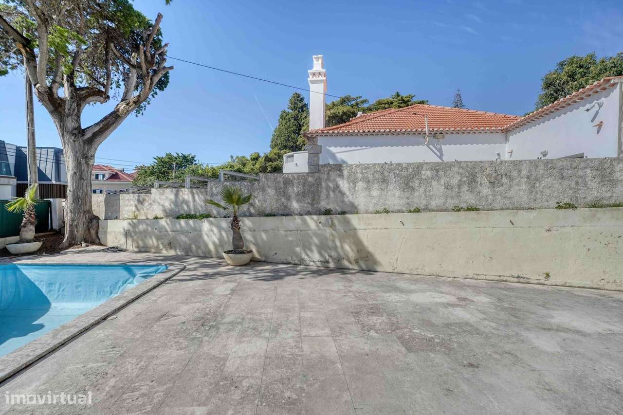 Moradia para recuperar no centro do Estoril, com piscina e vista mar-10