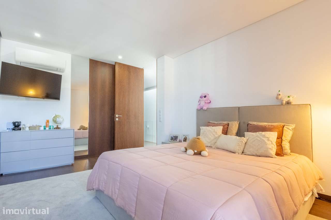 Excelente moradia moderna, local recatado com piscina-26