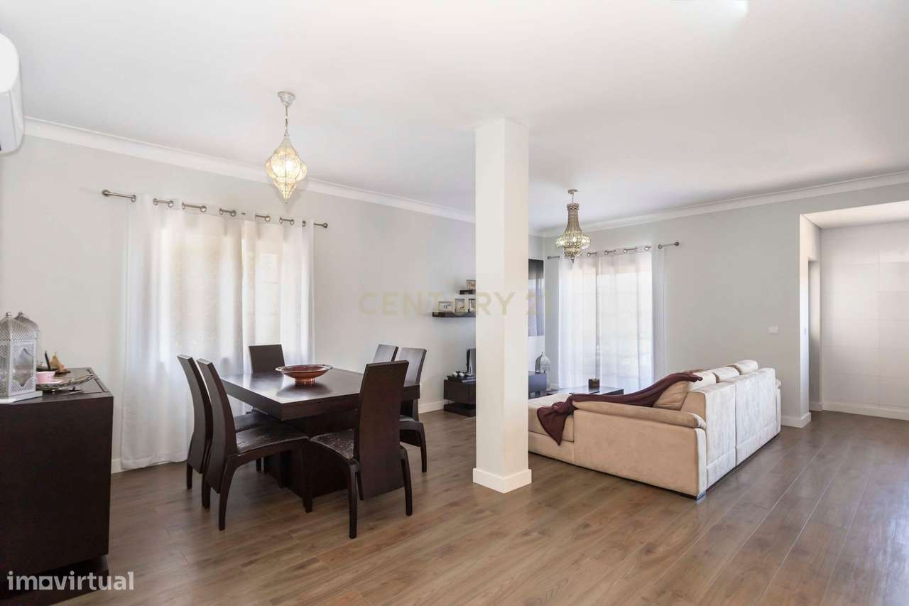 Moradia T4 c/ cave, r/c e 1º piso em lote c/ 402 m2 - renovada - Grande imagem: 1/60