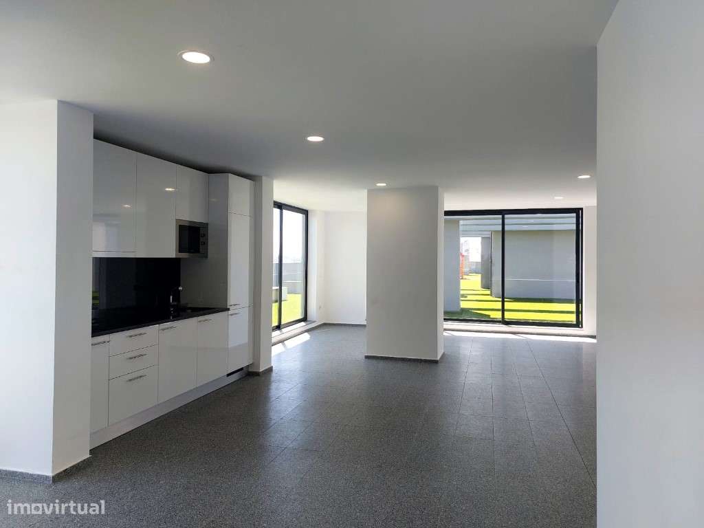 Apartamento T4 com 2 frentes, novo, com churrasqueira; piscina e pl...-31