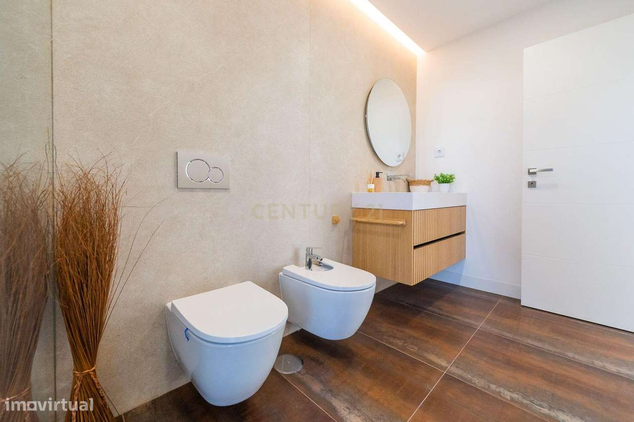 Excelente moradia geminada V4 em Urbanização nova na zona de Albarraqu-23