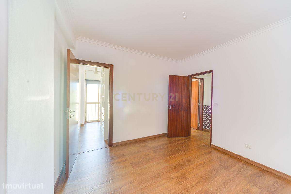 Apartamento T2 com 75 m², situado numa zona central e muito procurada-5