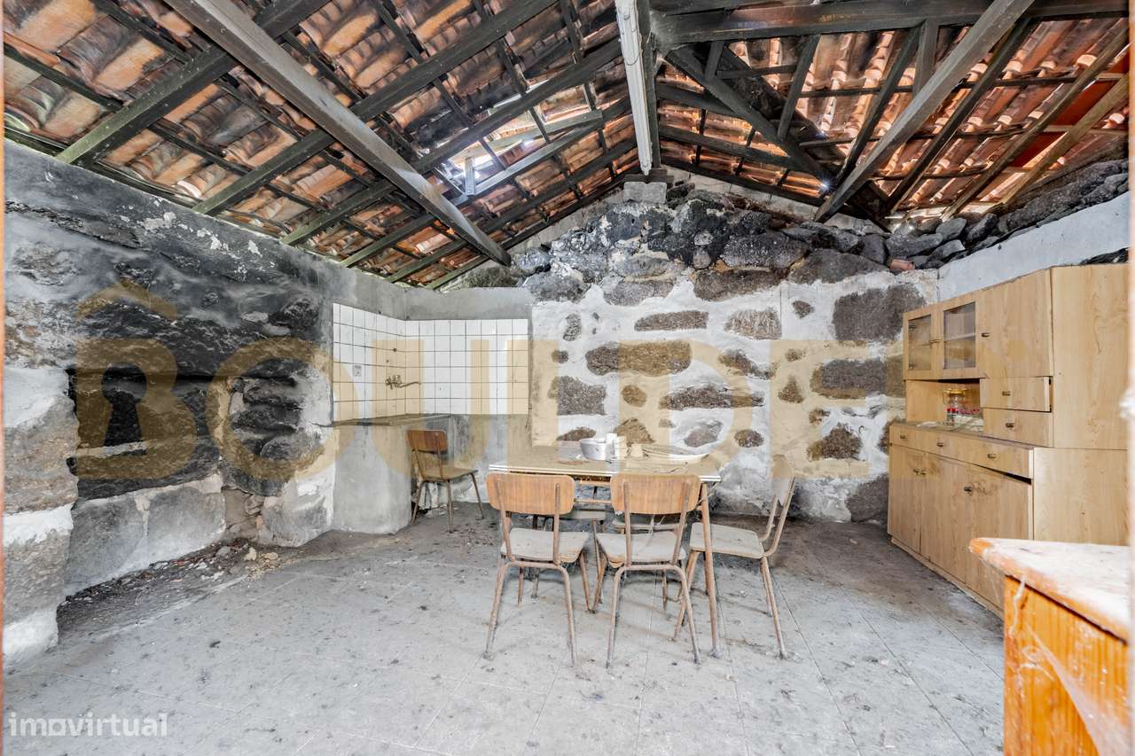 Moradia para restauro em Sobradelo da Goma-2
