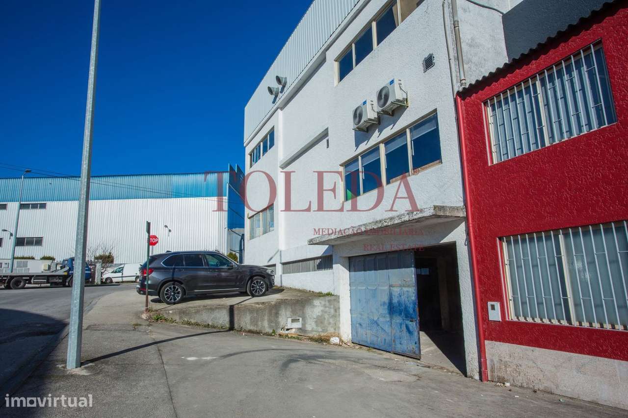 Armazém com 700m2 em zona Industrial-23