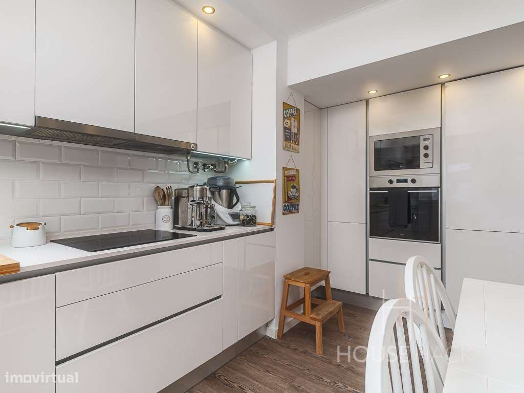 T2 Remodelado no Pragal com vista rio e duas varandas-6