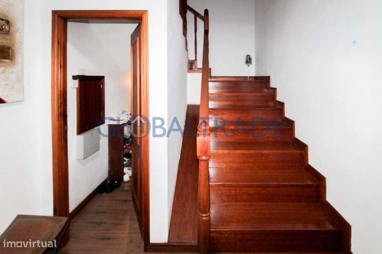 Moradia T4 com terraço e jardim em Alfena-18