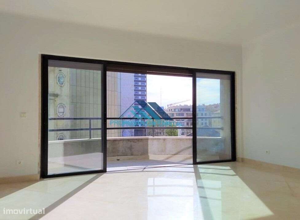 Excelente apartamento T3 + 1 - 3 Parqueamentos - Grande imagem: 3/53