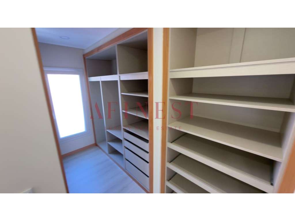 Moradia em Famões pensada para T4 | sala de 43 m² que dá 4.º quarto...-9