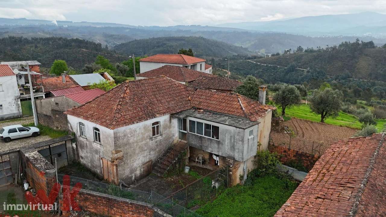 Moradia T4 com terreno com vista para o Rio Alva-9