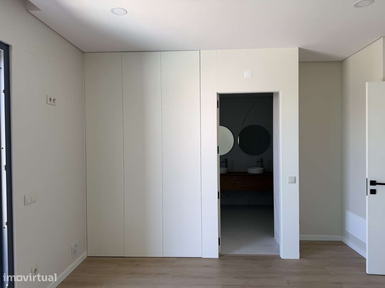 Moradia T4 com piscina, terraço e garagem em Ferreiras-5