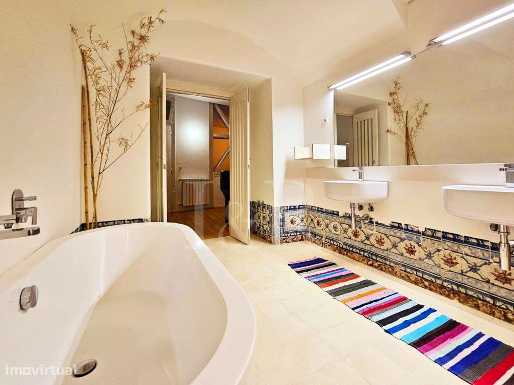 Apartamento T3 renovado no centro histórico de Lisboa-24