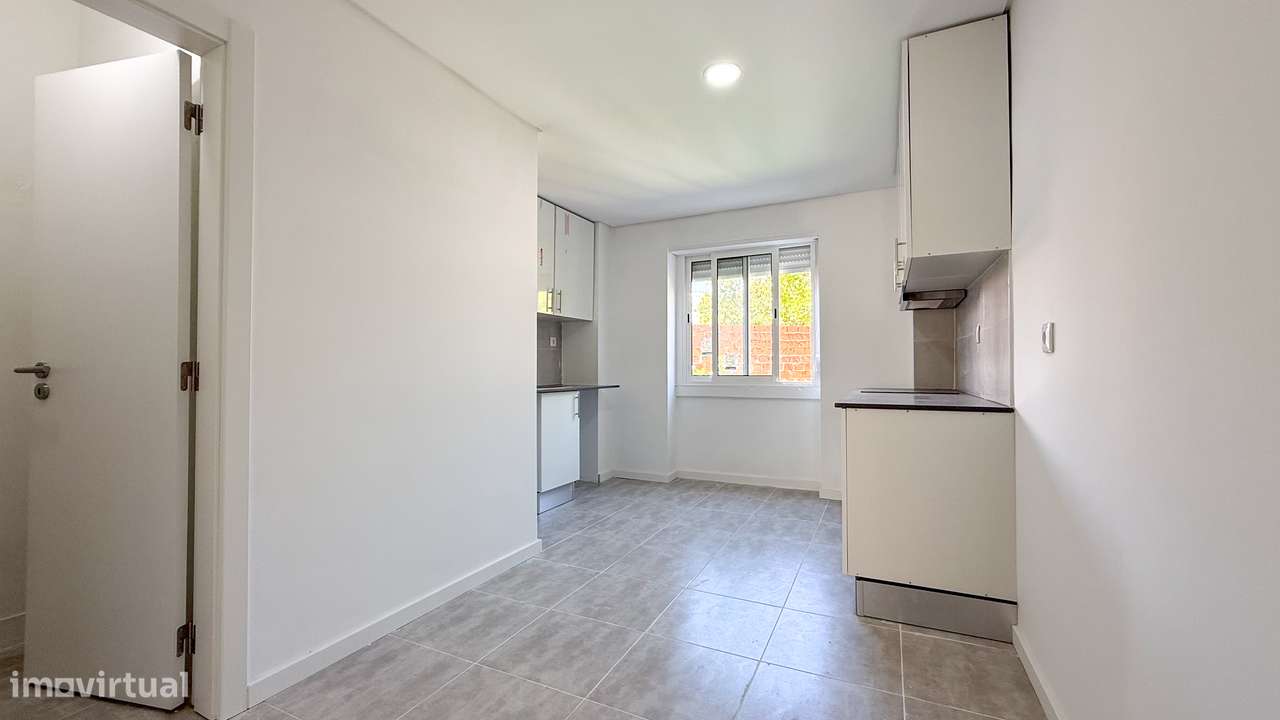 T2 renovado, com ótimas áreas e muita luz natural no centro de Almada.-6