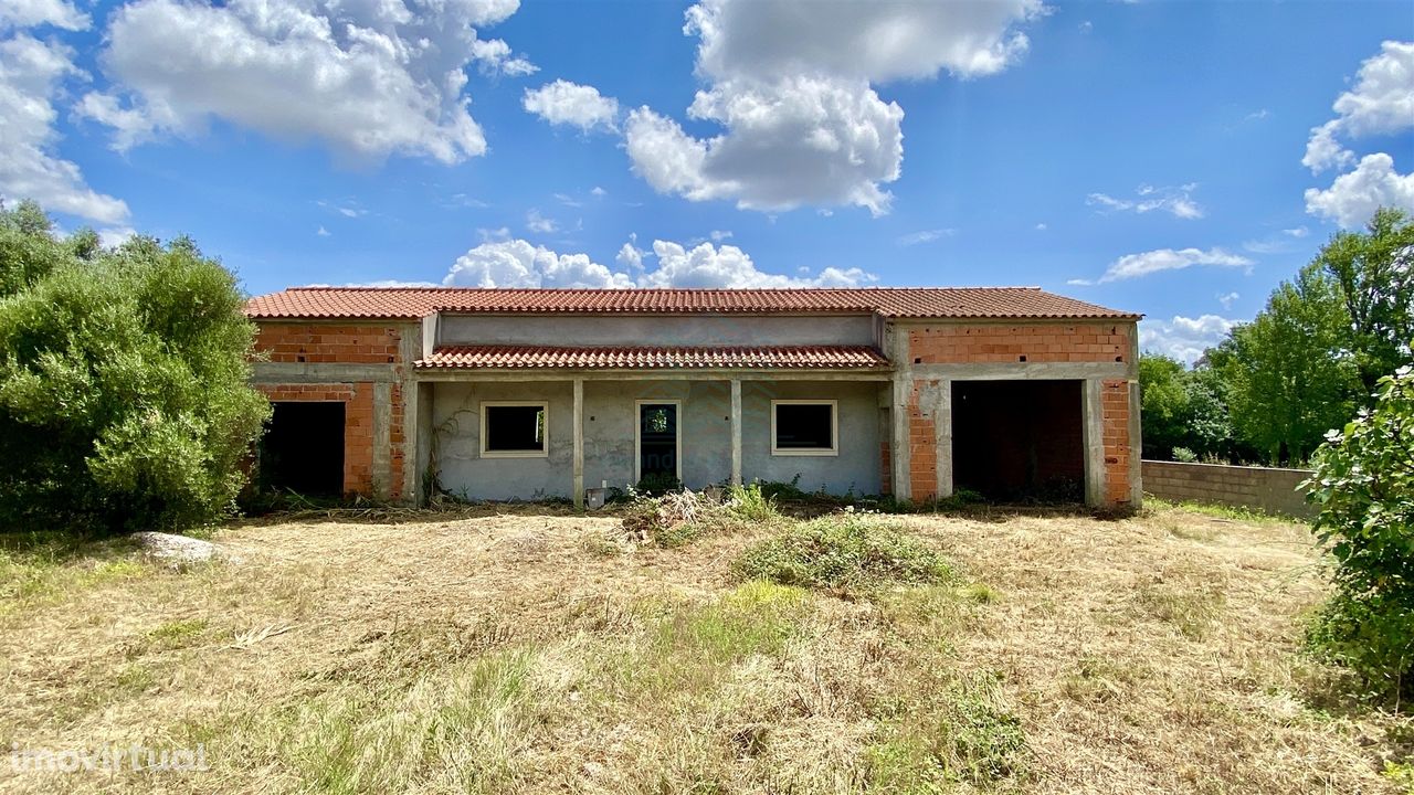 Terreno com casa rústica T3 em construção Olaia, Torres Novas