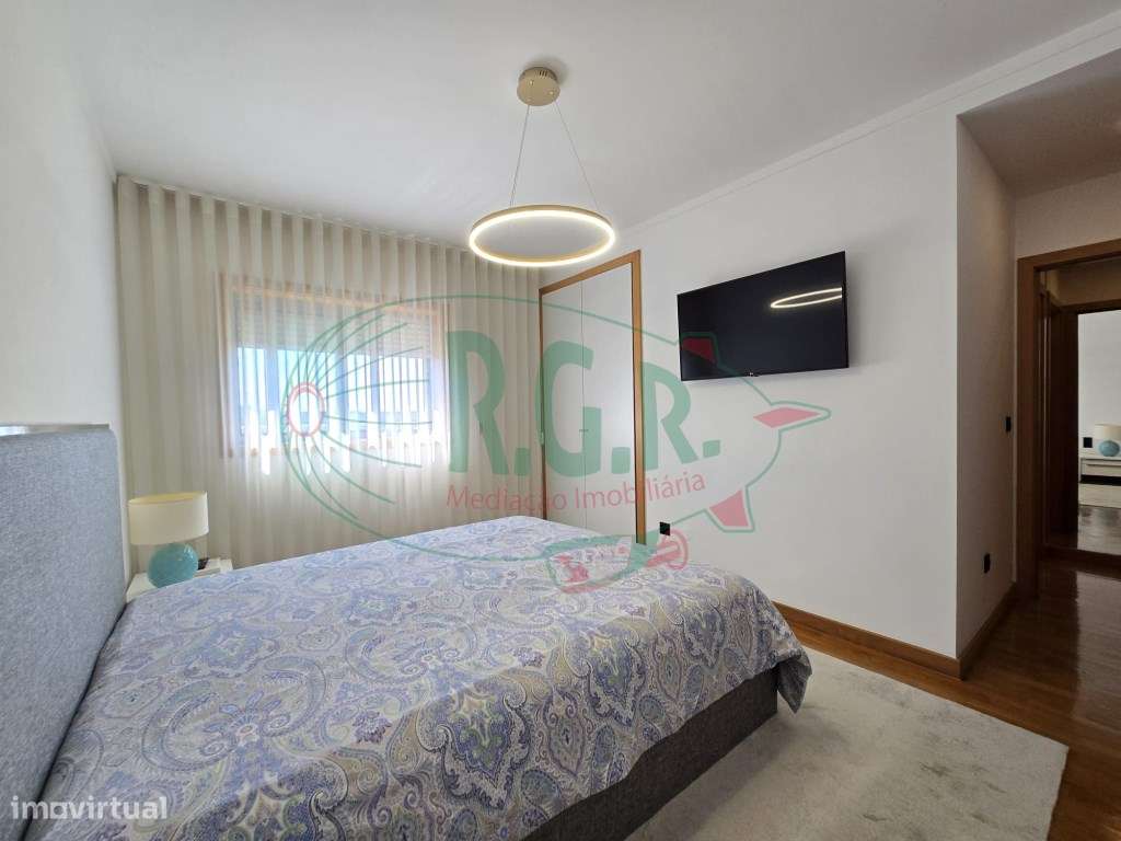 Apartamento T2| Lg Garagem 2 Carros | Localização Central São Cosme-35