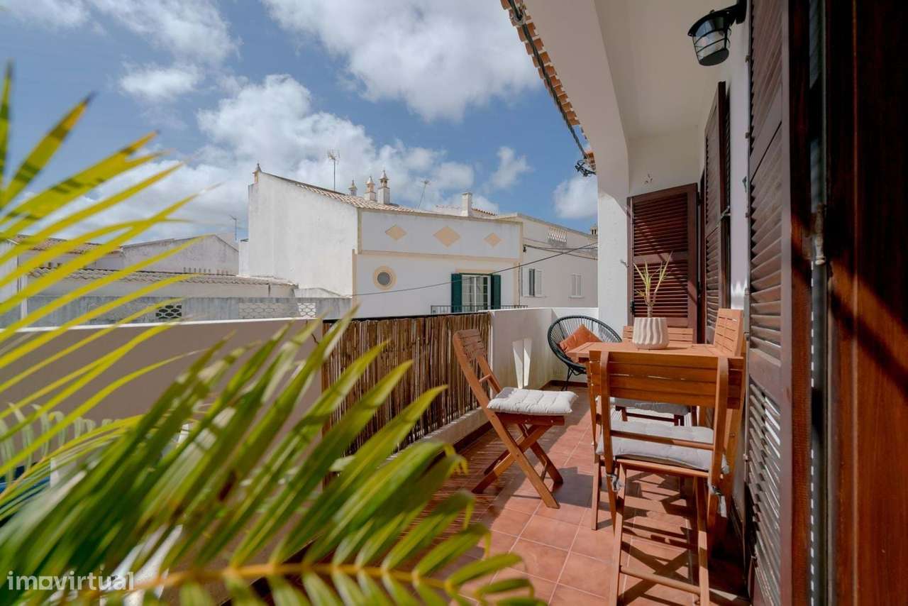CHARMOSA CASA GEMINADA DE 3 QUARTOS E 2 c.BANHO NO CENTRO DA VILA DE B-21