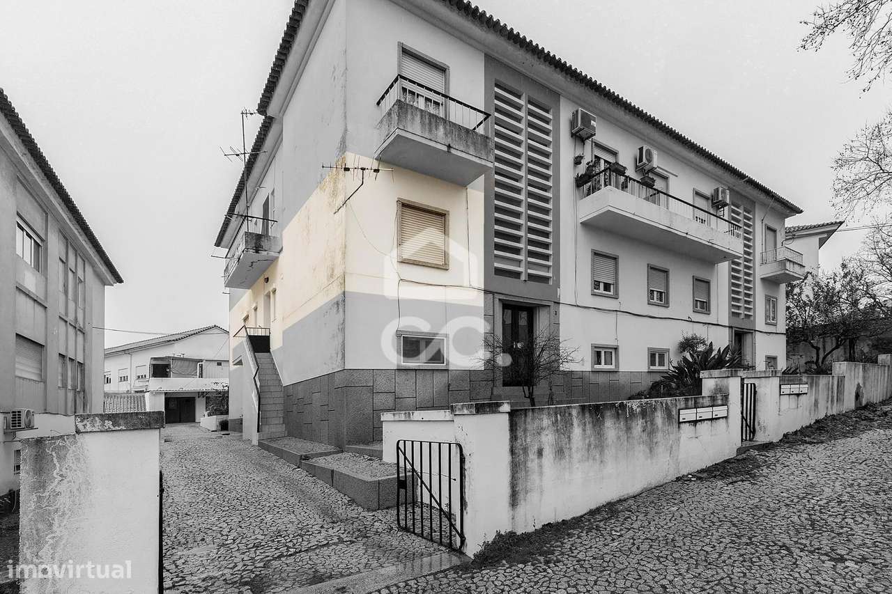 Apartamento de 1º andar c/ Varanda e Estacionamento para Arrendamento - Grande imagem: 2/19