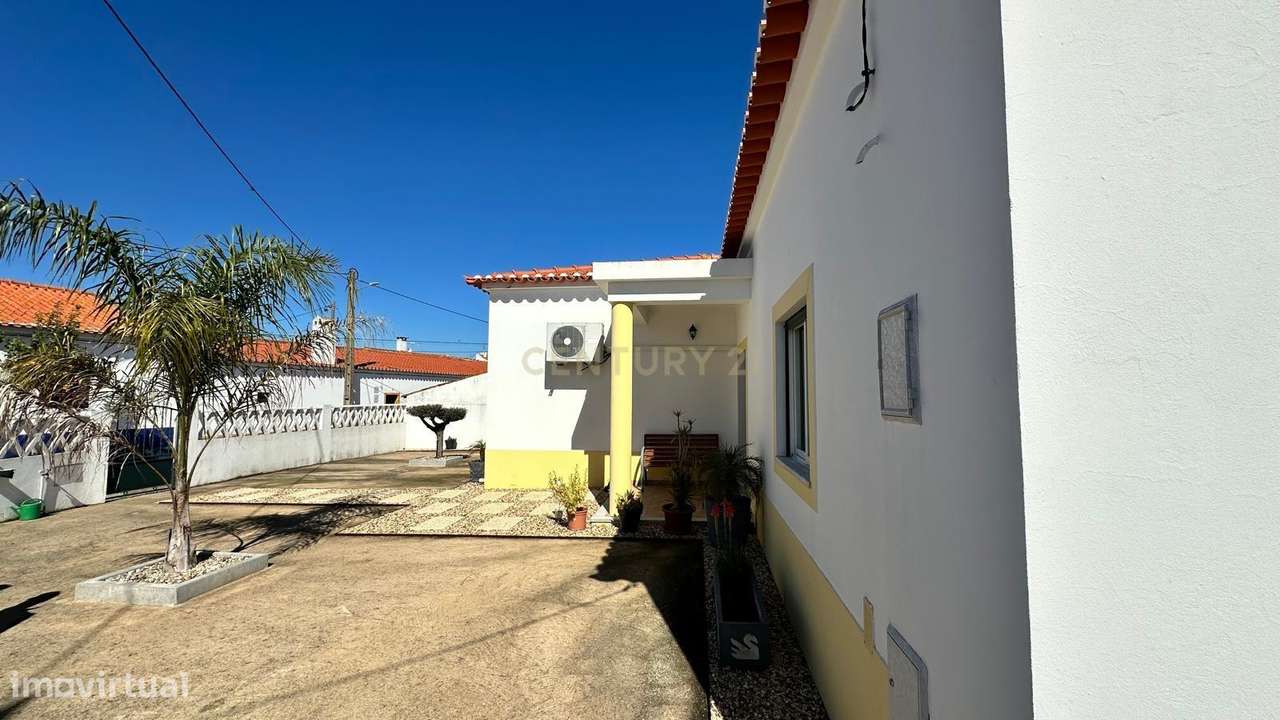 MORADIA  T4 BASTANTE ATRATIVA , ESPAÇOSA E COM MUITA LUZ NATURAL EM A-26