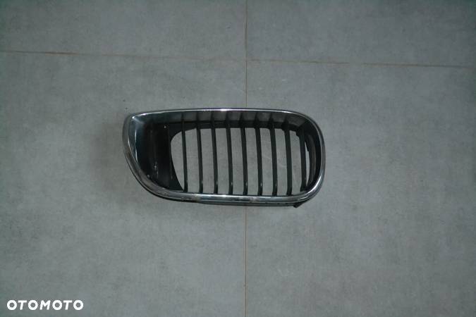 BMW E46 KRATKA ATRAPA GRILL NERKA PRAWA 70305500 - 3