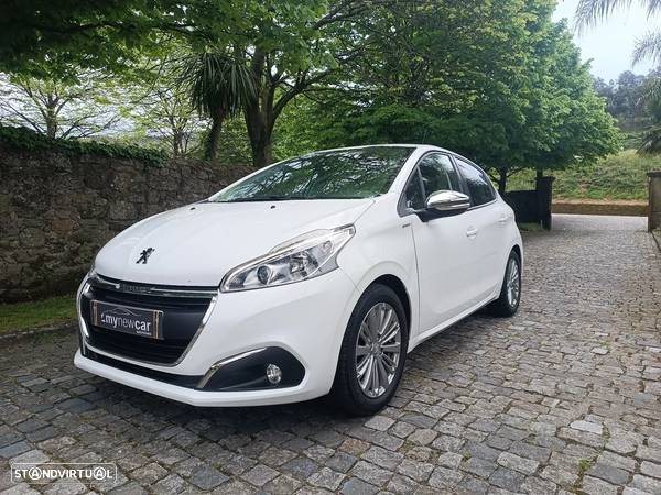 Peugeot 208 1.2 PureTech Signature - 1