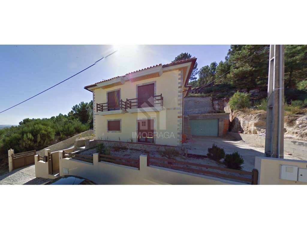 Moradia individual T4 situada em Alijó, no distrito de Vila Real - Grande imagem: 3/17