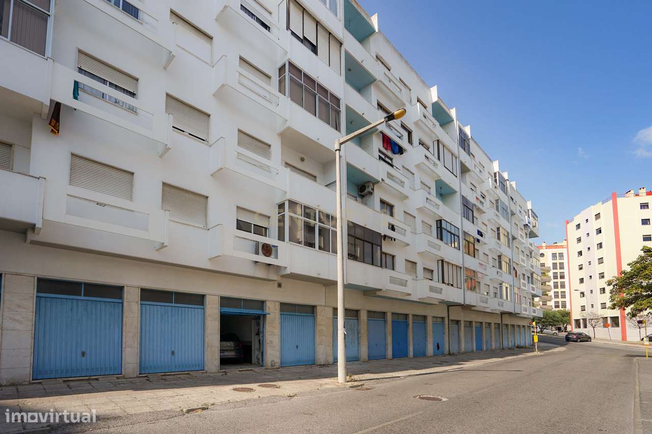 APARTAMENTO T3 COM GARAGEM E ARRECADAÇÃO - CASAL DO CHAPIM - ODIVELAS-30