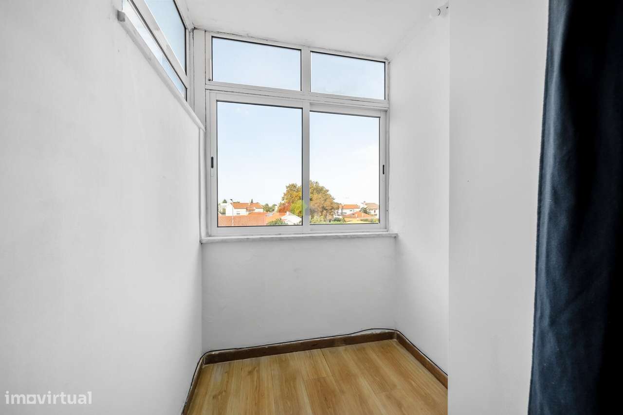 Apartamento T3 Renovado em Santo António da Charneca-13