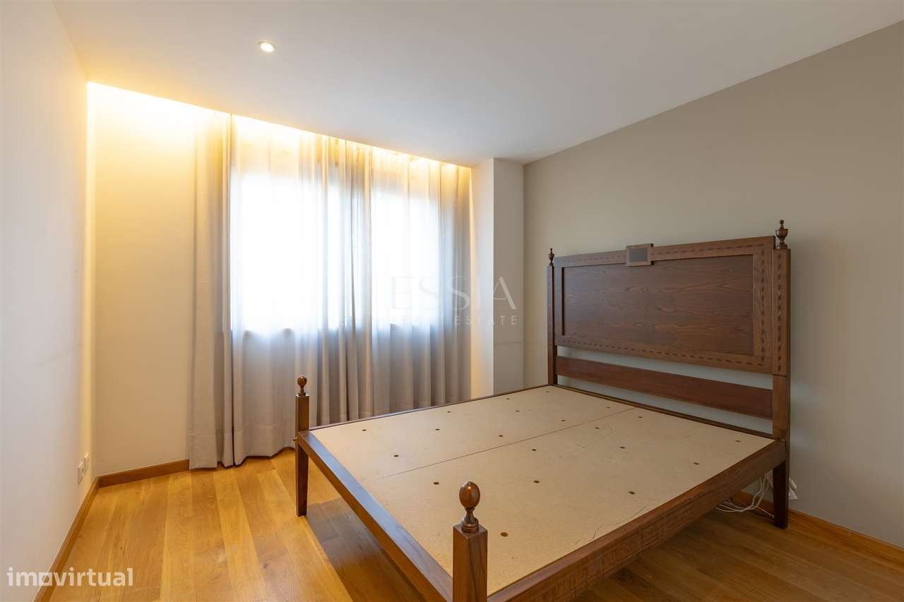 T3+1 com Varanda, 2 Lugares de garagem e Layout Personalizado, Ramalde-26