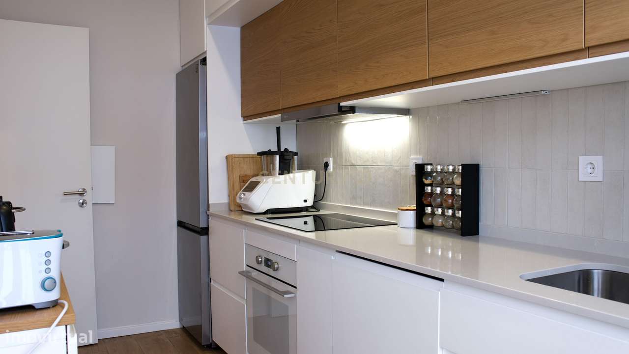 Apartamento T2 Renovado com Logradouro de 80m² no Centro de Almada-11