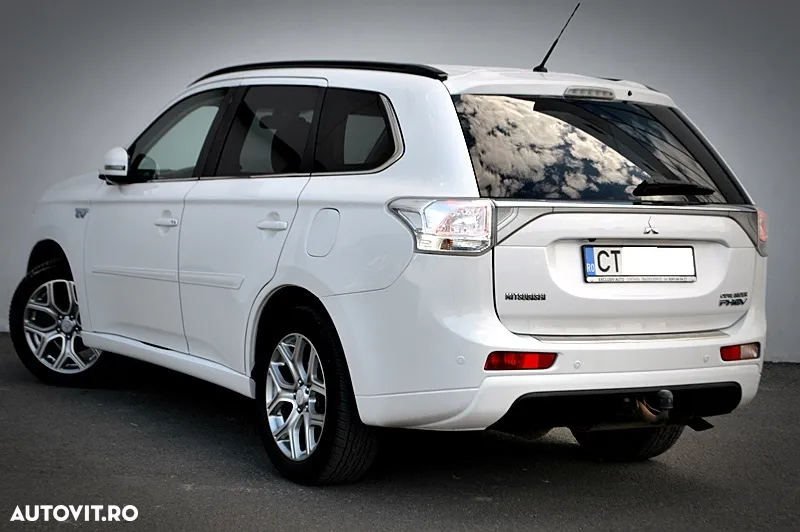 Mitsubishi Outlander 2.0 4WD Plug-In Hybrid - 13