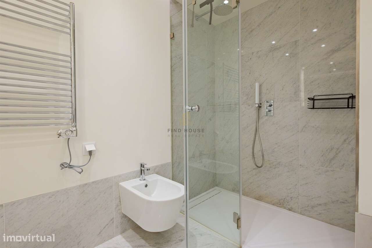 Apartamento T3 em condomínio privado, com terraços e garagem, no Prínc-36