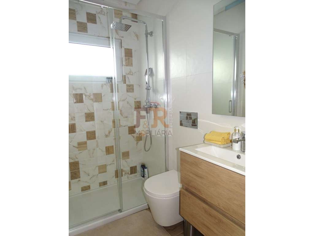 Semi-Nova Geminada Duplex T3 com Piscina Fernão Ferro-46