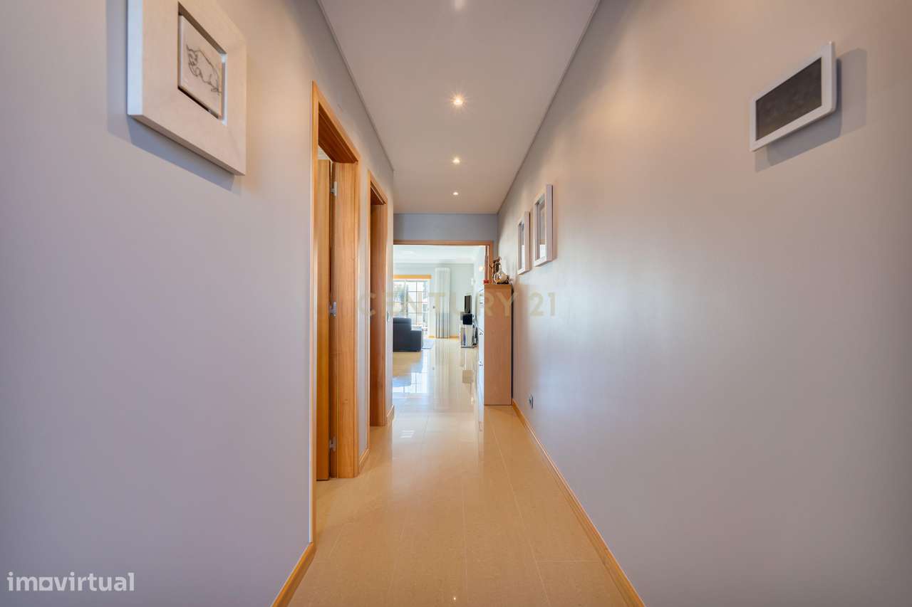 Moradia T2+2, inserida num condomínio fechado com piscina, em Albufeir - Grande imagem: 5/39