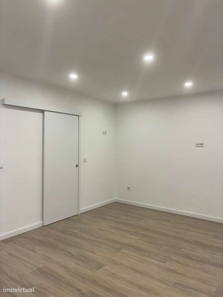 Apartamento Renovado com Vista Rio em Barreiro-18