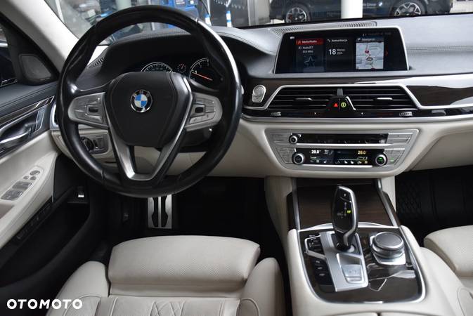 BMW Seria 7 750i xDrive - 6