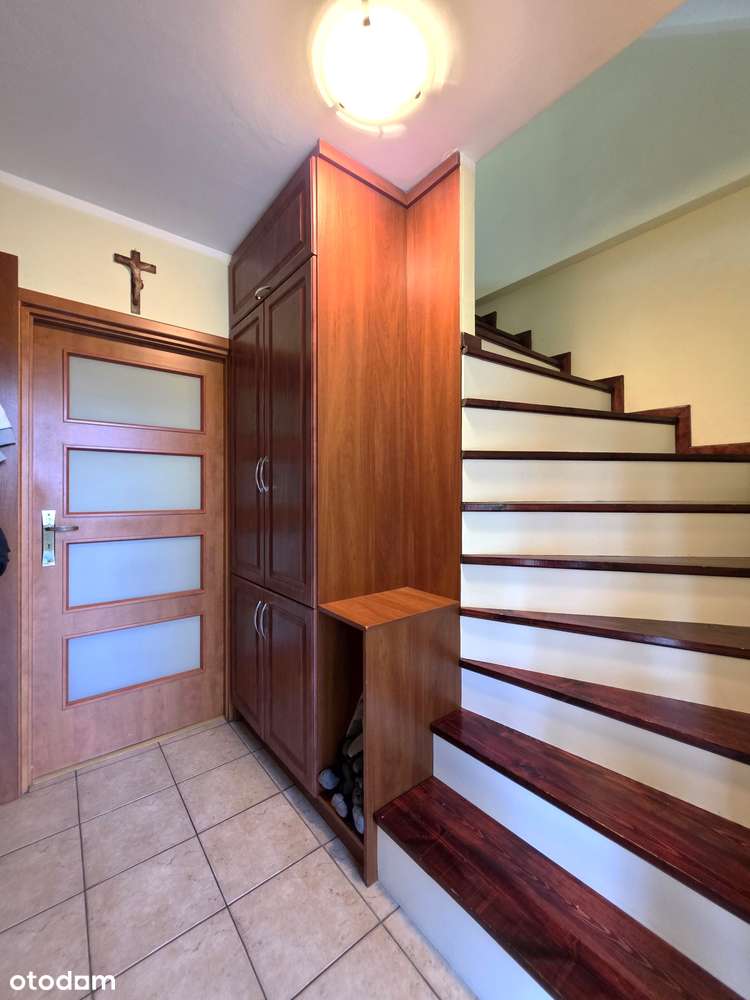 Dom 5/6 pokoi_taras_kominek_fotowoltaika_oddzielny garaż-18