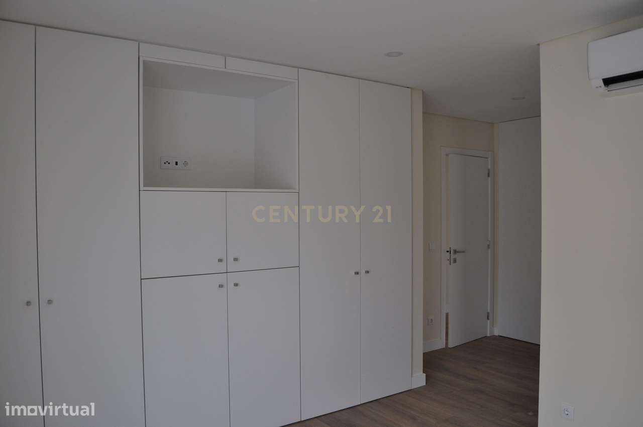 Moradia T4+1 Contemporânea com Piscina-12