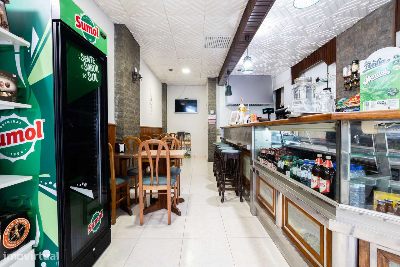 Investimento Garantido: Café/ Pastelaria em Plena Atividade em Paço de-3