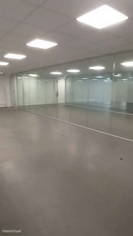 Loja para comércio e serviços na Estrada de Benfica. - Grande imagem: 4/10