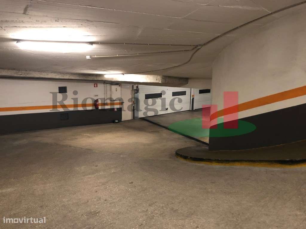 Benfica - Estacionamento disponível para Arrendar no Condomínio Grã... - Grande imagem: 3/4
