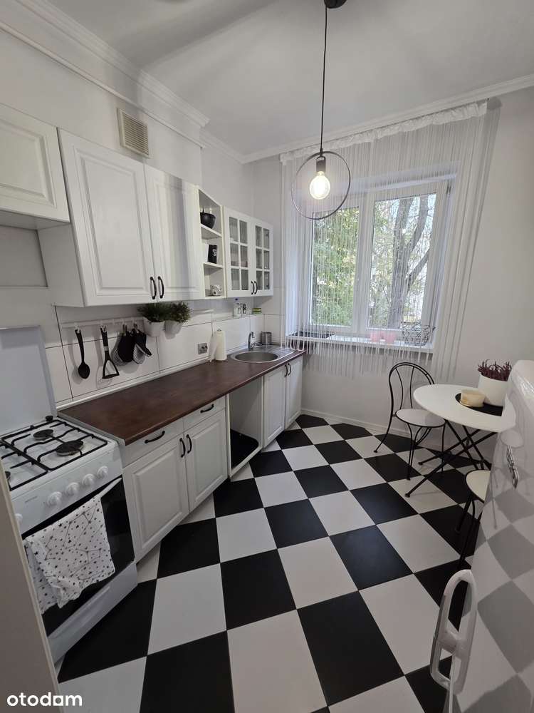 Przestronne mieszkanie 36,7 m² z osobną kuchnią i komórką w cenie.-0