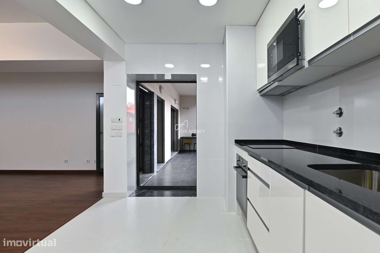 Apartamento T3 Renovado com Varanda e Garagem no Centro da Cidade - Grande imagem: 5/25