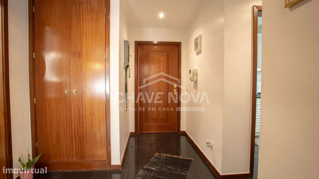 T2 com ótima luz natural, varandas, garagem, arrumos-23