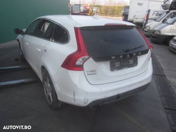 Dezmembrez Volvo V60 , 2.0 d , an 2013 , tip motor D5204T3 - 3