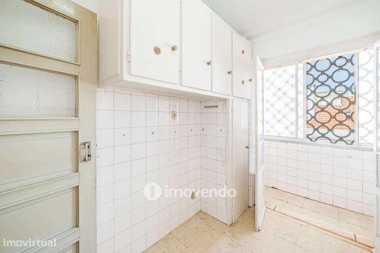 Apartamento T2 com duas varandas, na Graça, em Lisboa-17